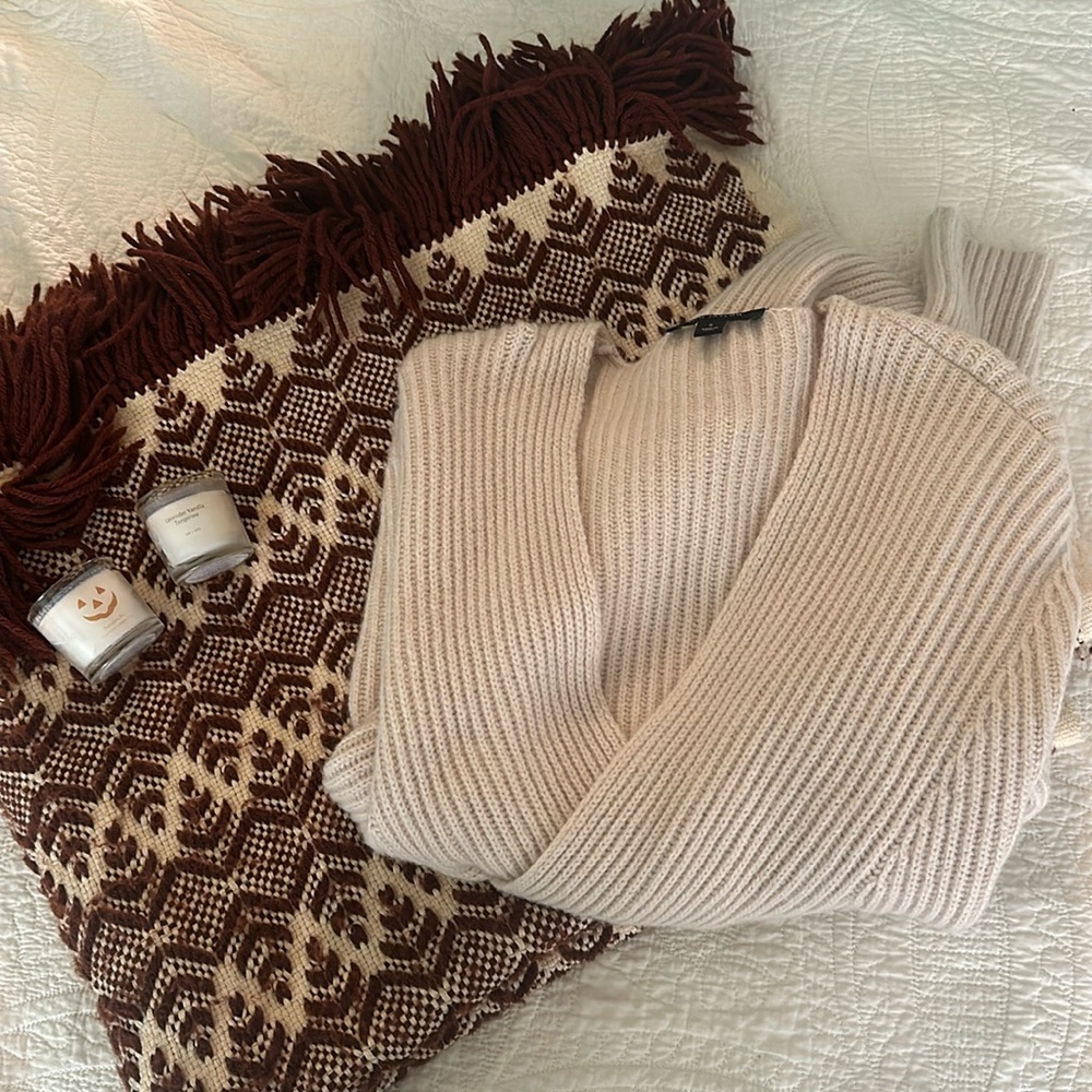 Women’s Ann Taylor Size M Wool Blend Cream Fall Winter Sweater